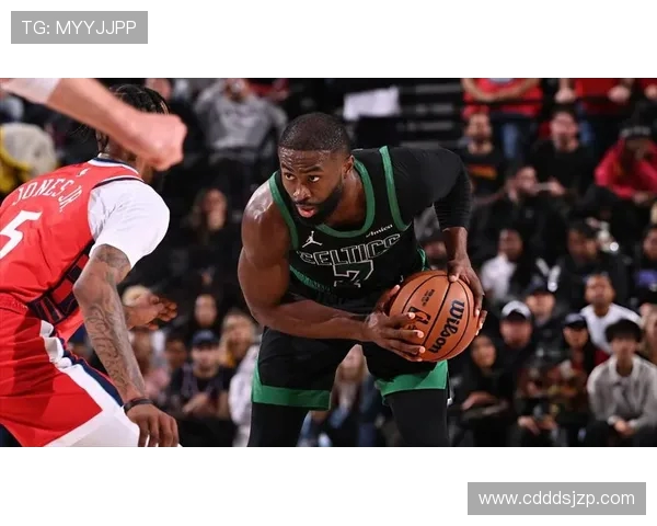 杰伦布朗半场表现出色普理查德助攻频繁两人联手引领球队攻势